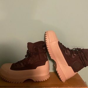 Converse luggs wine/bord